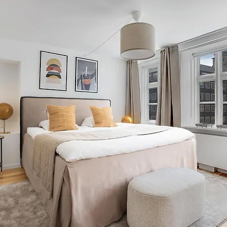 Sanders Regent - Lovely Two-bedroom Near Square Apartment *